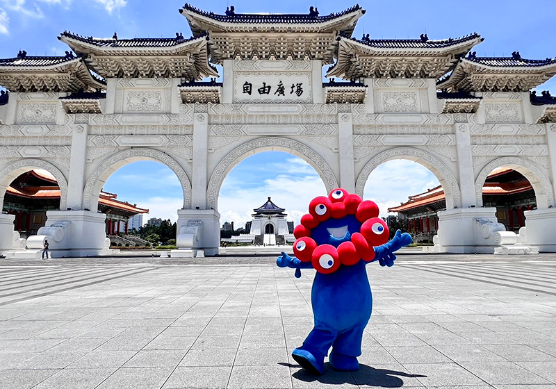 MYAKU-MYAKU posing for a photo in Taiwan