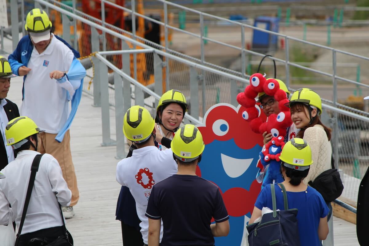 Eiko Jimi, Minister of State in charge of the Expo, was also photographed with the group.