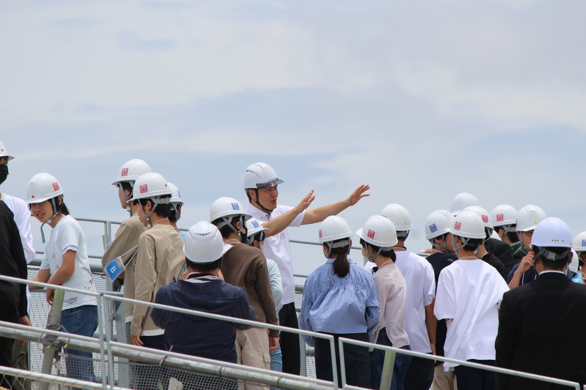 Osaka Governor Yoshimura on a tour of junior high and high school students