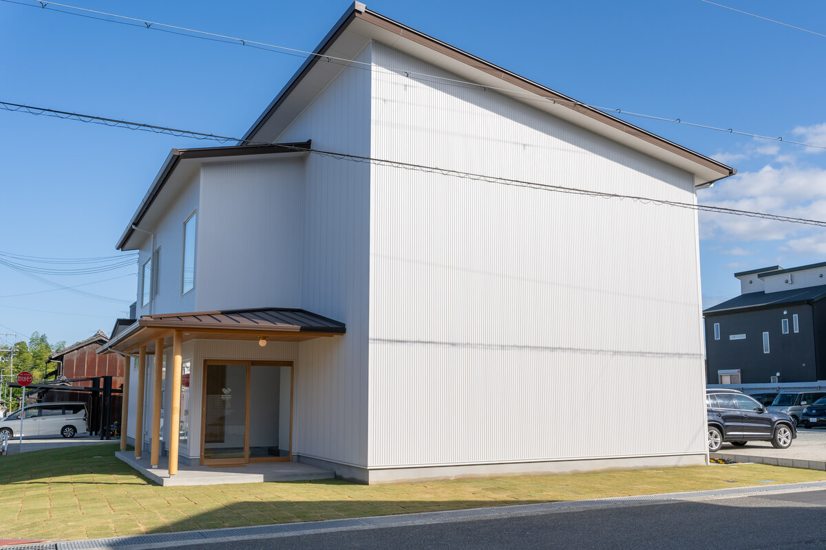 NISHIGUCHI KUTSUSHITA's factory store opened in Katsuragi City, Nara Prefecture