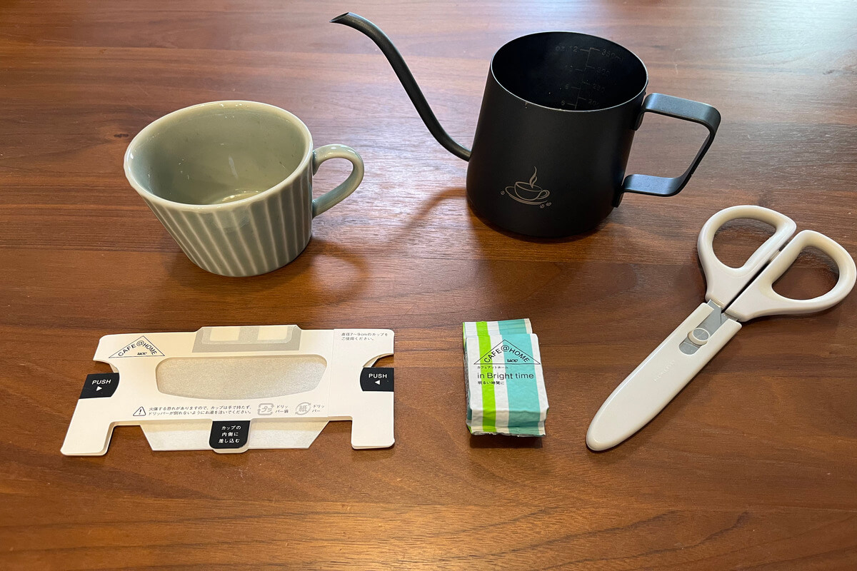 Tools to prepare for dripping coffee