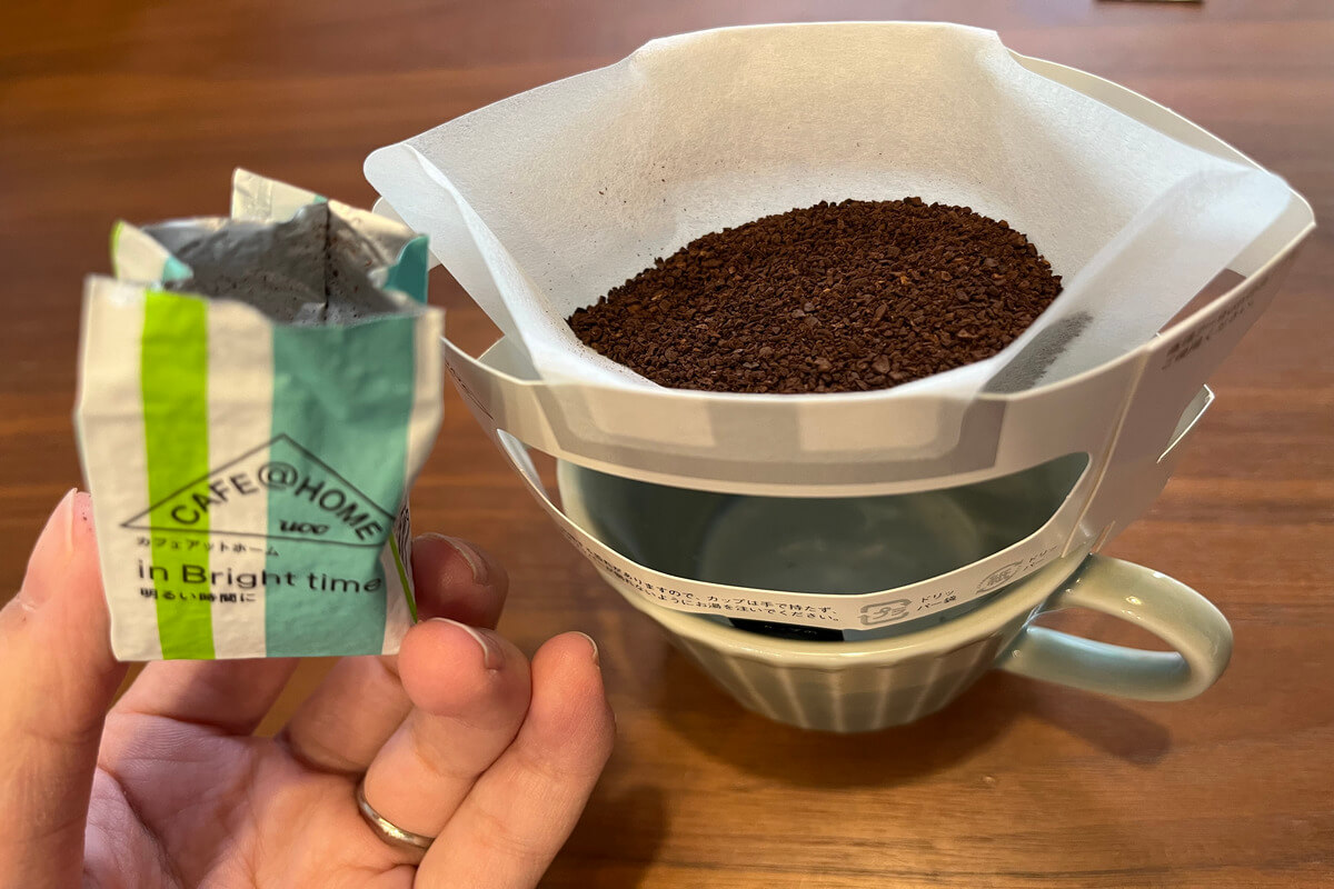 Flatten the coffee grounds