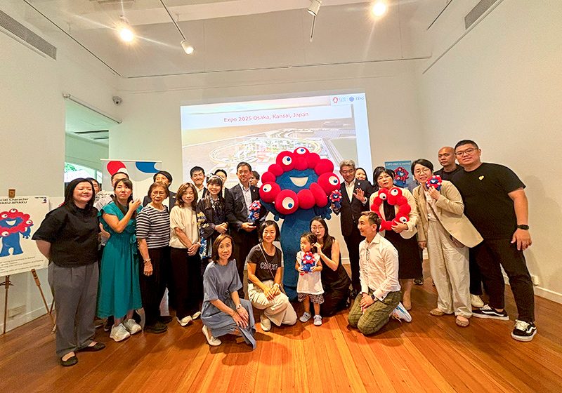 Photo with MYAKU-MYAKU at the Embassy of Japan in Singapore