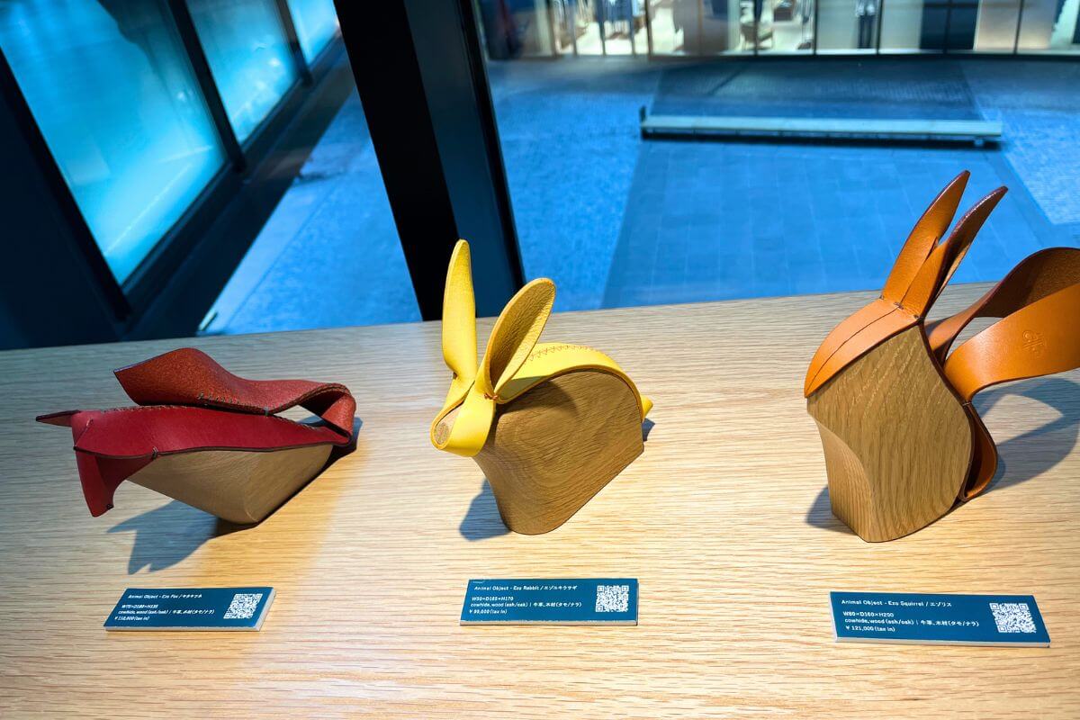 Small leather goods crossed with wood with animal motifs