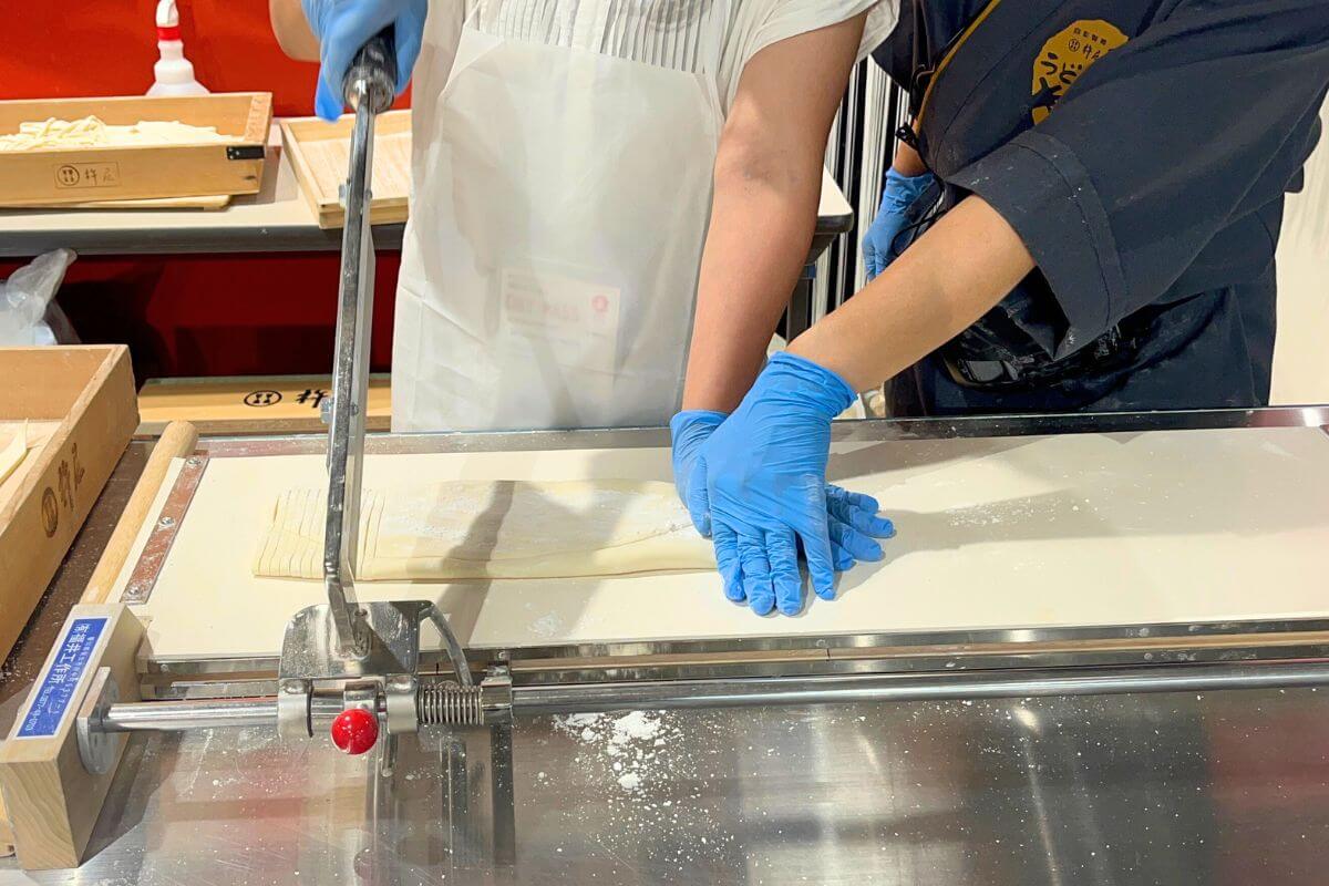 Cut the udon dough