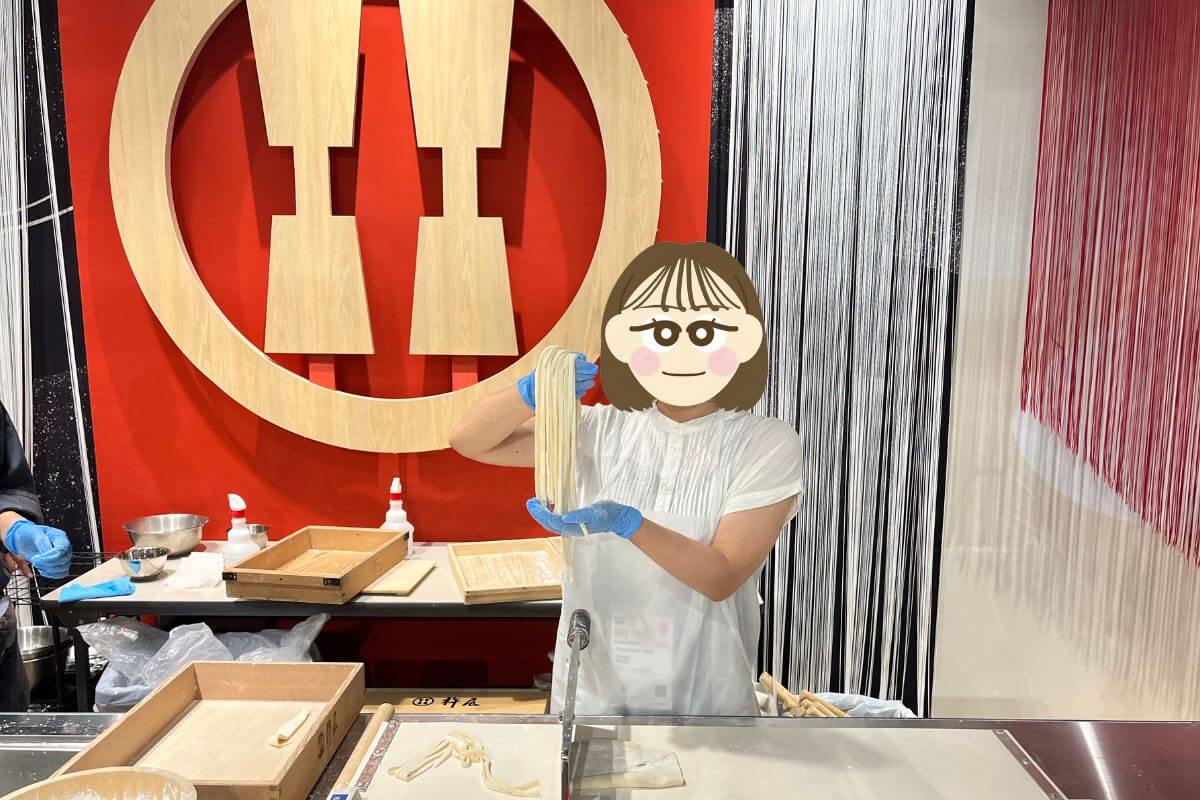Taking a commemorative photo with udon noodles