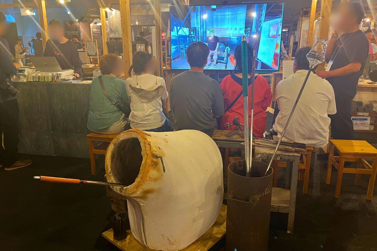 Broadcasting from the exhibition booth to the Kujukuri workshop