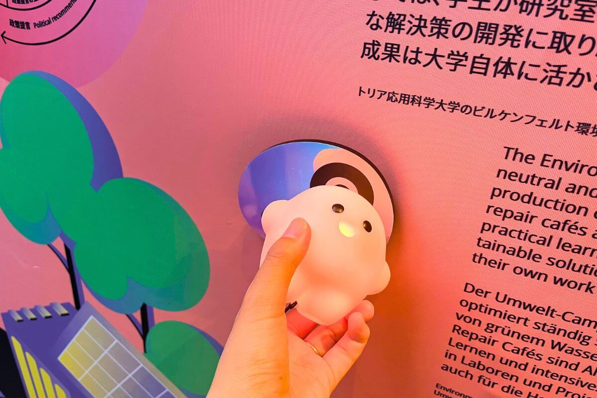 Circular, voice guide mascot