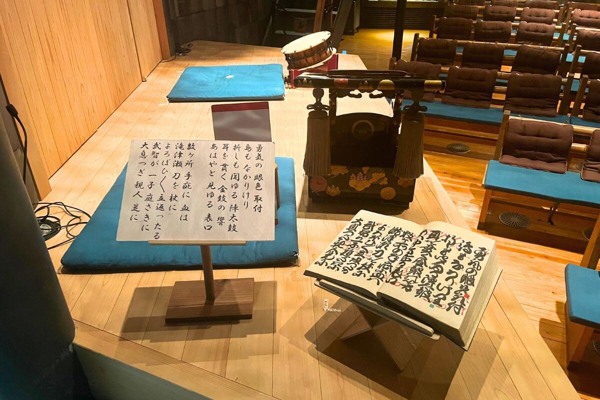 The place where the tayu and shamisen perform, called the “yuka”
