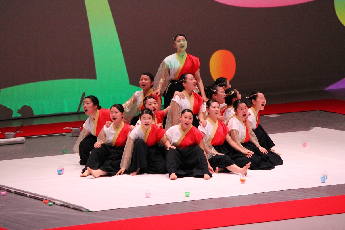 Tottori Johoku High School Calligraphy Club Performing Calligraphy