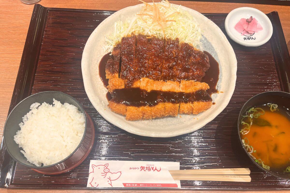 “Waraji Tonkatsu” with Two Sauces: Miso Sauce and Tonkatsu Sauce