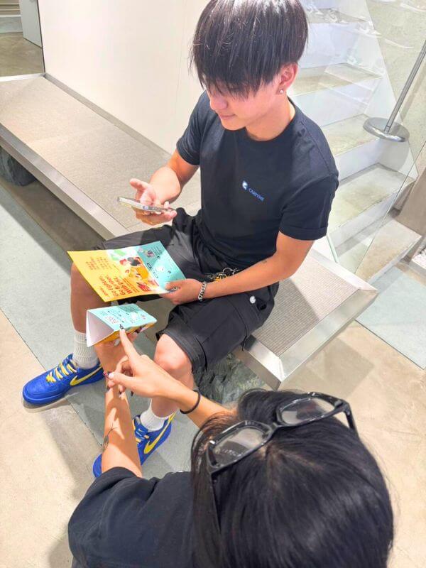 Scanning the Hakoboya QR code
