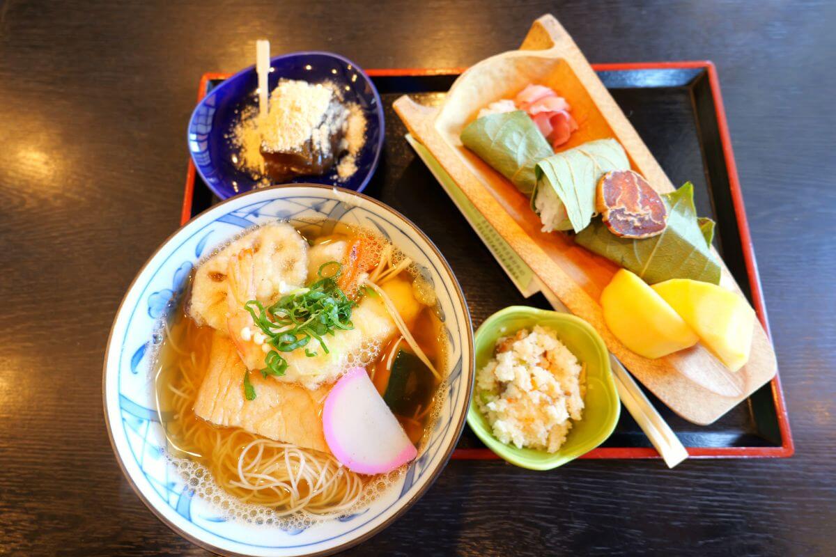 lunch menu’s “Asuka Road: Traveler’s Set” (1,400 yen)