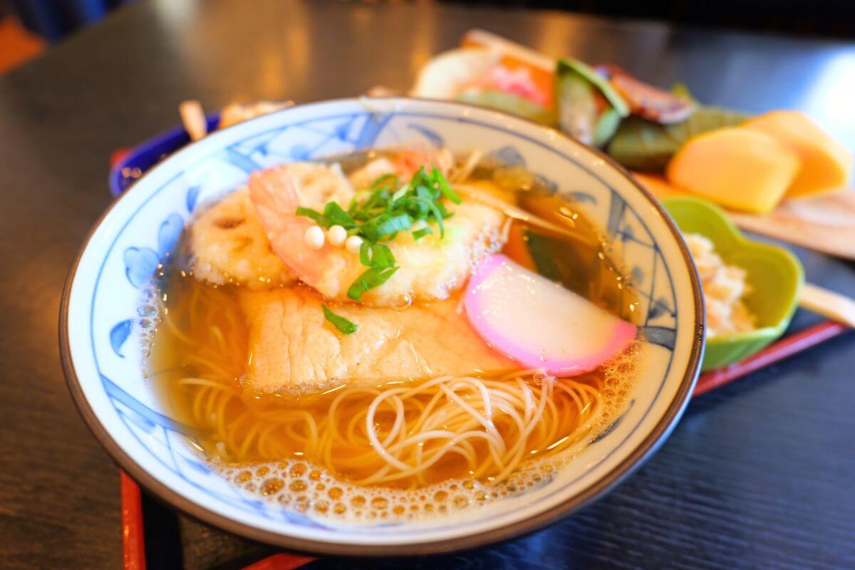 nyuumen (warm thin noodles)