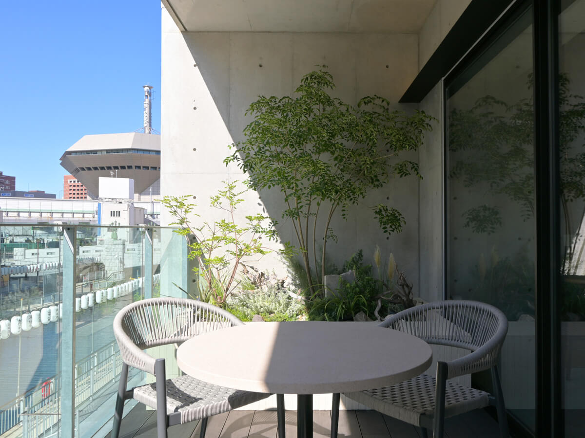 Daytime terrace seating