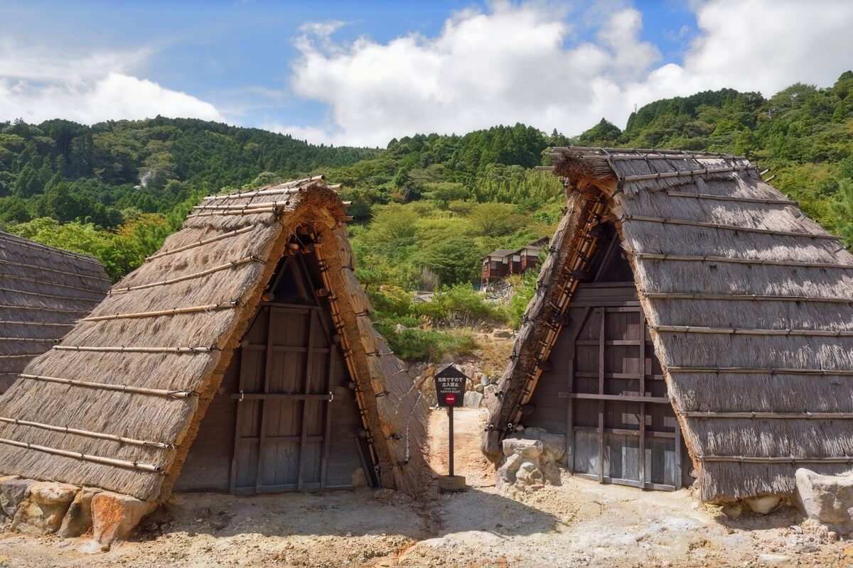 The hut where Yunohana (hot-springs mineral deposits) are made