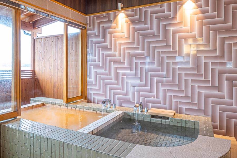 Spacious guest rooms with hot springs for a relaxing stay