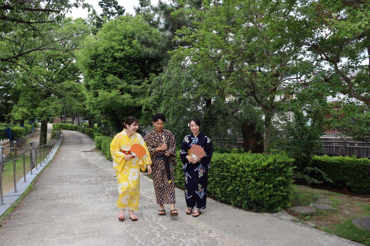 Stroll through Soka Matsubara in a yukata