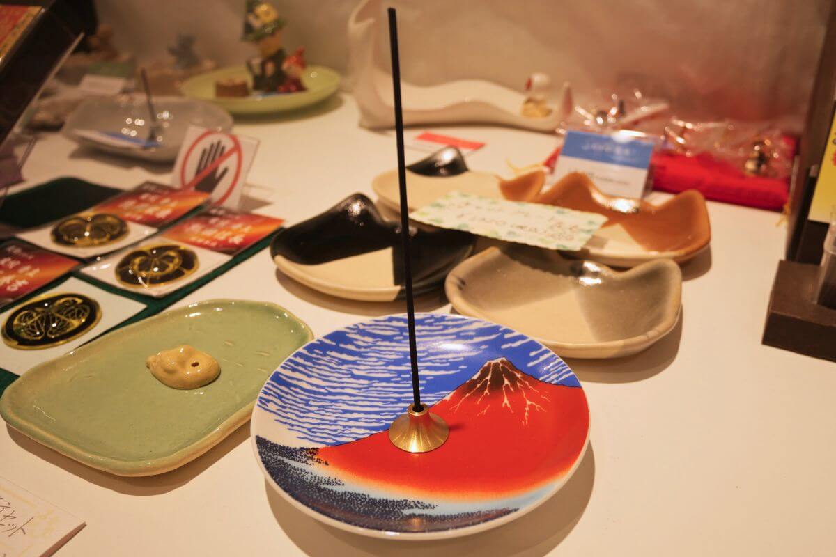 Katsushika Hokusai's Ukiyo-e: “Arita-yaki Incense Holder: Mount Fuji”