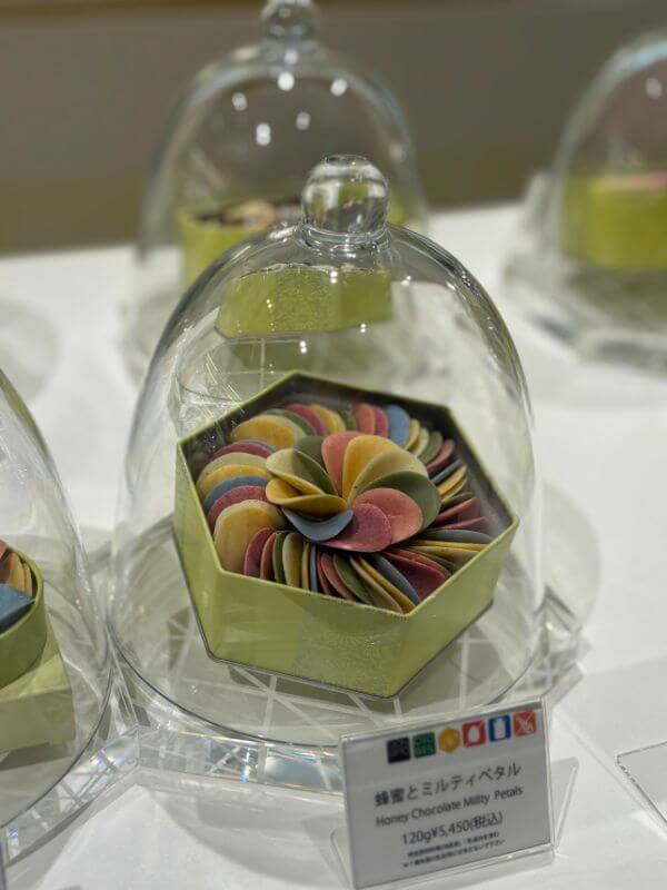 “Honey Chocolate and Millty Petals”: Six-colored petal chocolates made with honey and pollen