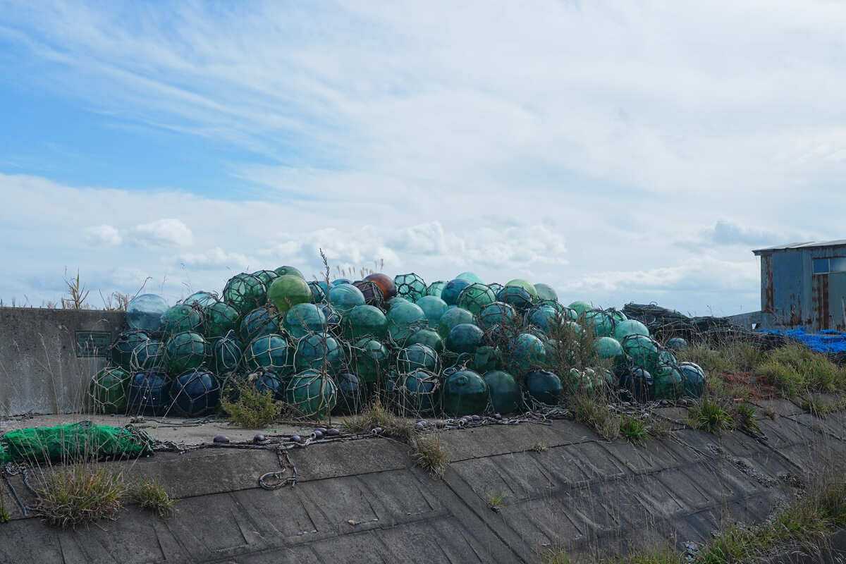 Discarded glass float