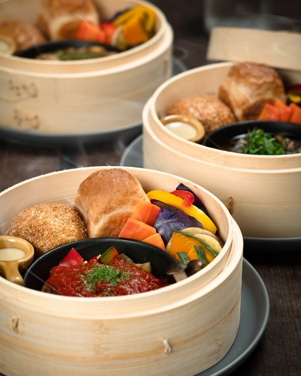 Steamed Vegetable Plate with a Variety of Colors