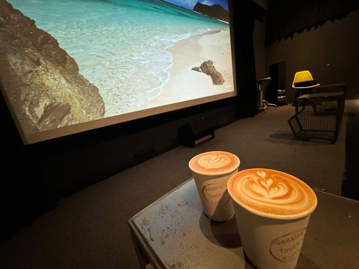 At the rental theater “Theater Sprout,” you can bring in drinks purchased at the café.