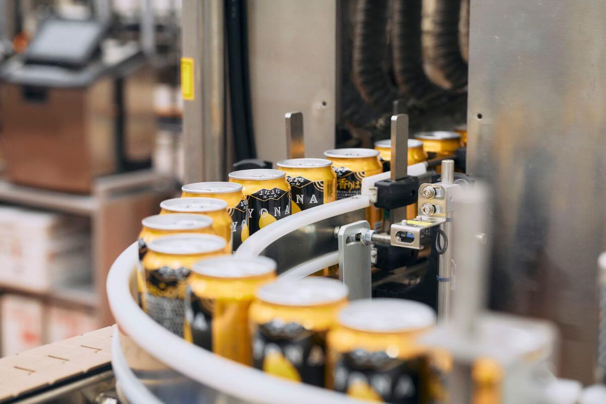 Filling cans with beer