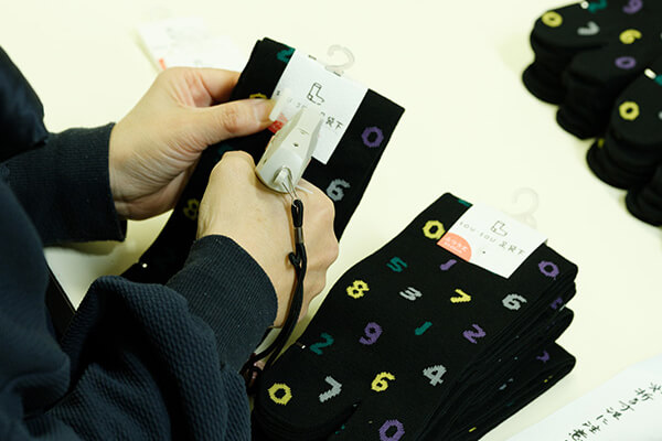 “Kuwameriyasu Co., Ltd.,” based in Yamato-Takada City, Nara Prefecture, which manufactures tabi socks