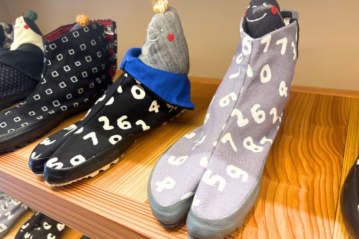 Tabi shoes featuring the popular “SO-SU-U” design