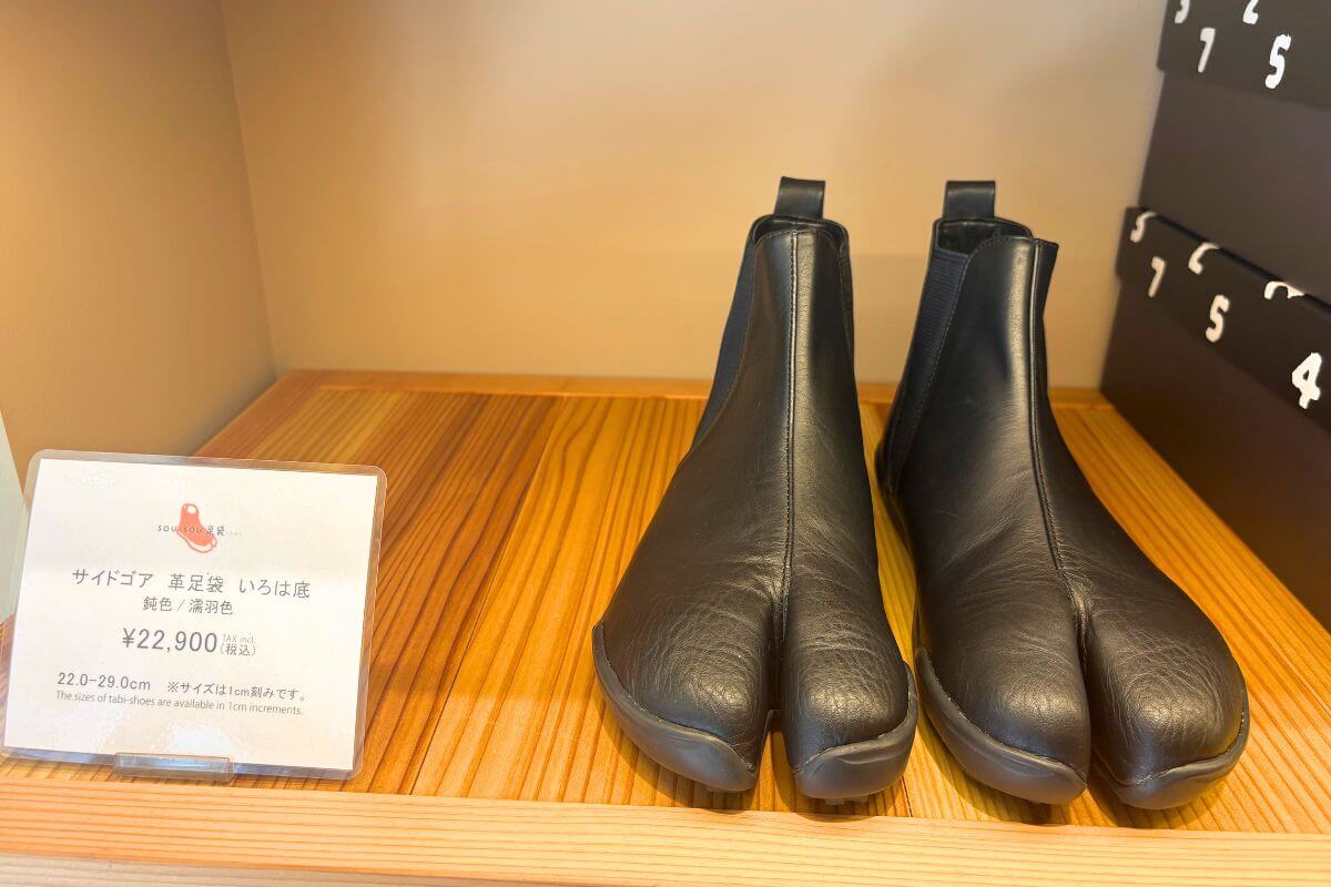 Leather Tabi shoes: “Side-Gore Leather Tabi with Iroha Sole / Nurebairo”