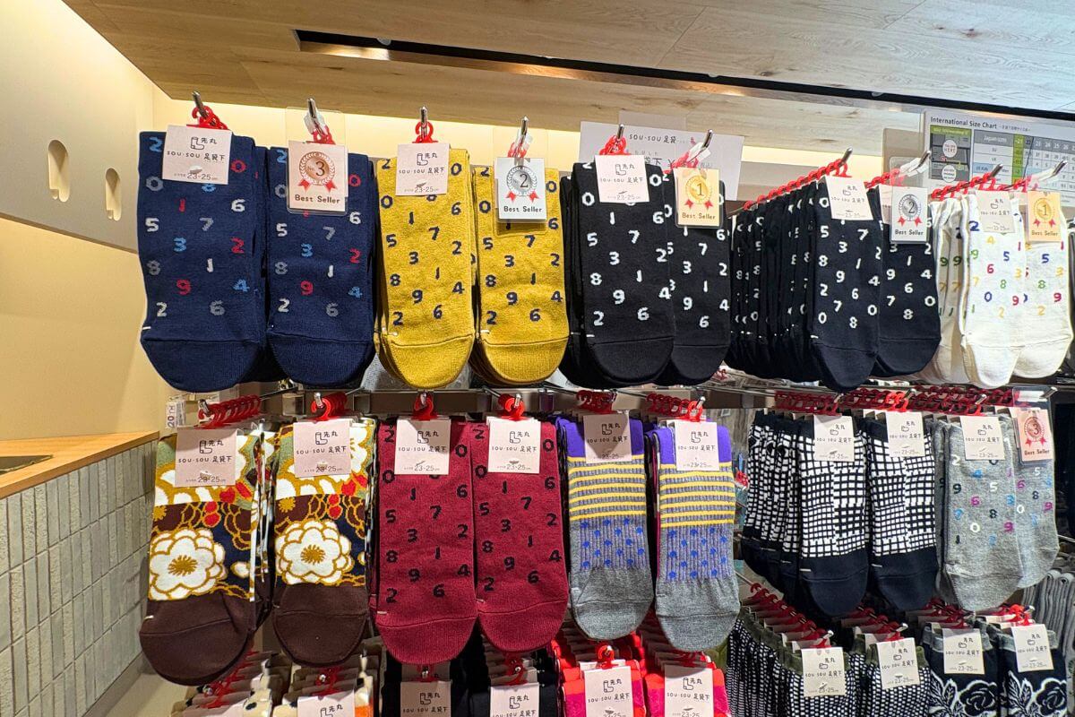“Round-toe Tabi Socks” (with a closed toe)