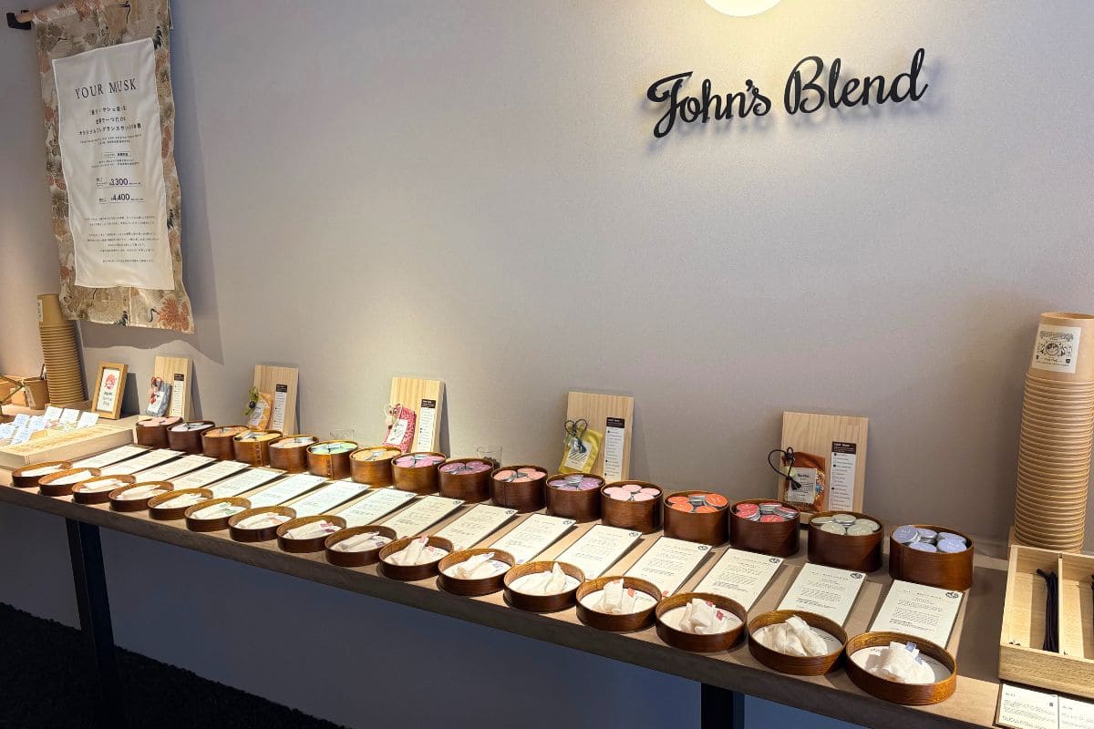 A specialty fragrance store operated by the fragrance brand “John's Blend”